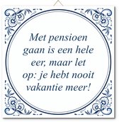 Tegeltje met standaard - Met pensioen gaan is een hele eer, maar let op: je hebt nooit vakantie meer!