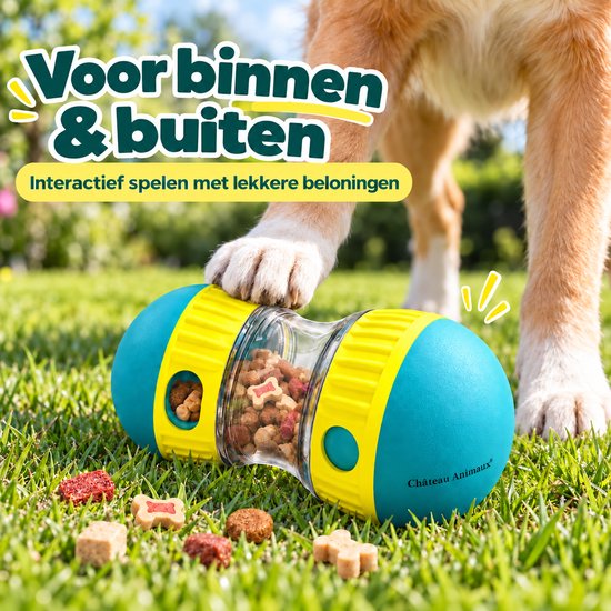 Blauwe en gele snackbal op gras. Een hond heeft zijn poot erop.