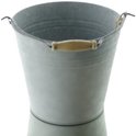Zinken emmer met houten handvat, met touwbevestiging aan de zijkanten.