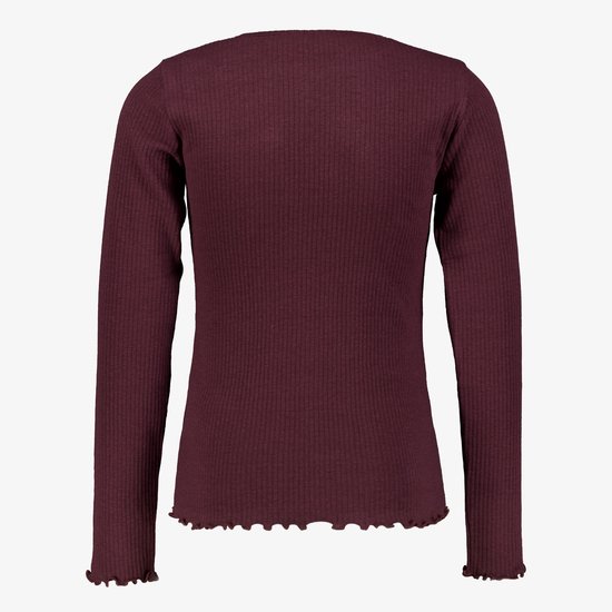 Achterkant van een bordeauxrood longsleeve shirt met ribbelstructuur en golvende zomen.