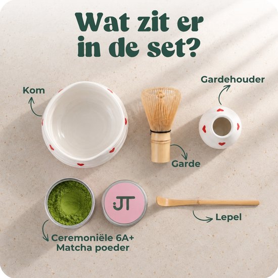 Onderdelen van de matcha set: kom, garde, gardehouder, lepel en 6A+ matcha poeder op een neutrale achtergrond.