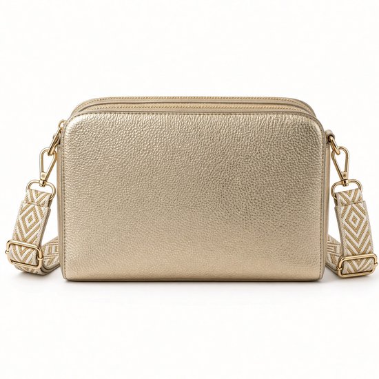 Gouden crossbodytas met twee ritsen en een beige schouderband met geometrisch patroon op een witte achtergrond.