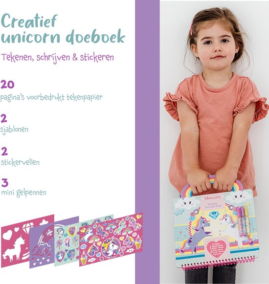 Jong meisje in roze jurk houdt een Unicorn doeboek vast met 20 pagina's, 2 sjablonen, 2 stickervellen en 3 gelpennen.