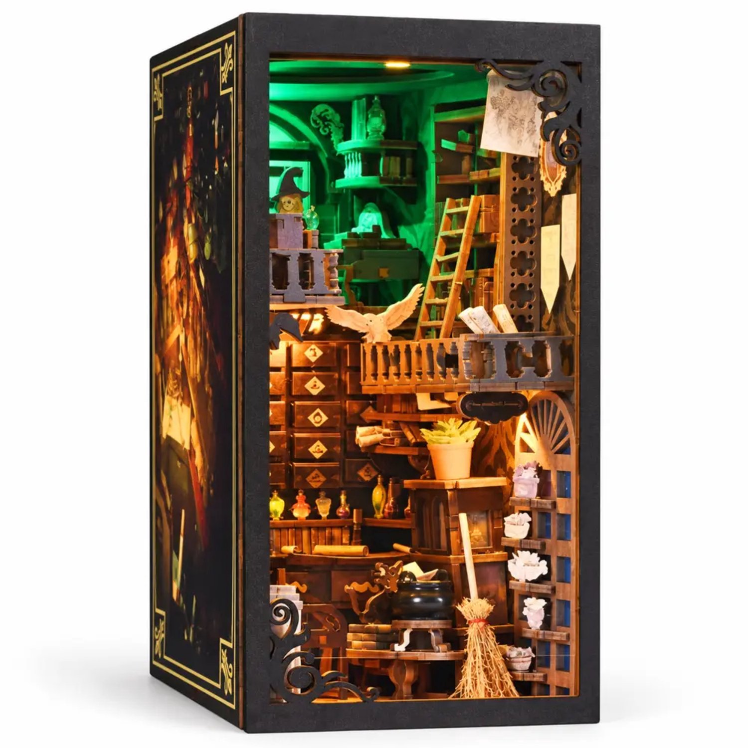 THAR Book Nook The Master’s House – DIY Houten Bouwpakket Volwassenen – Miniatuurhuisje met LED Verlichting – 391 Onderdelen