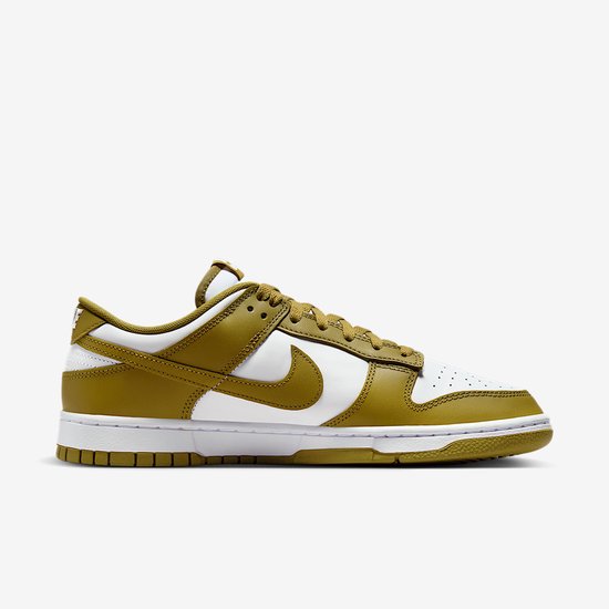Zijaanzicht van een olijfgroene en witte Nike Dunk Low sneaker met Swoosh-logo.