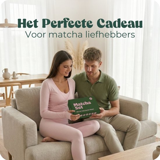 Man en vrouw op een bank houden een 'Matcha Set' geschenkdoos vast. Tekst: 'Het Perfecte Cadeau Voor matcha liefhebbers'.