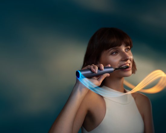 Vrouw met bobkapsel poetst tanden met een grijze Philips Sonicare tandenborstel met lichtspoor.