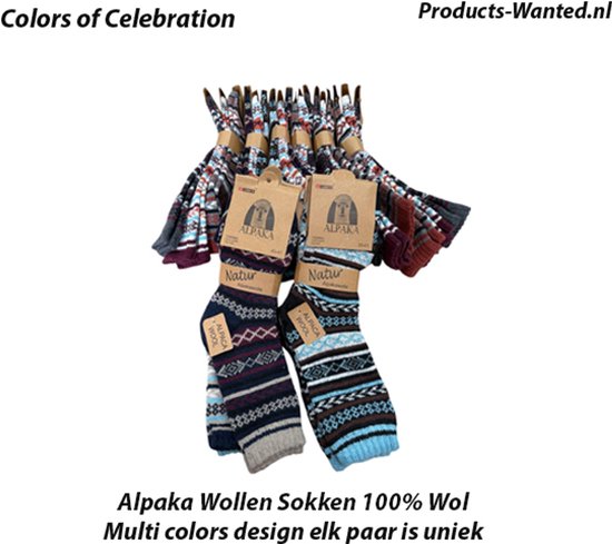 Stapel alpaca wollen sokken met unieke, kleurrijke patronen en kartonnen 'Alpaka' merklabels.