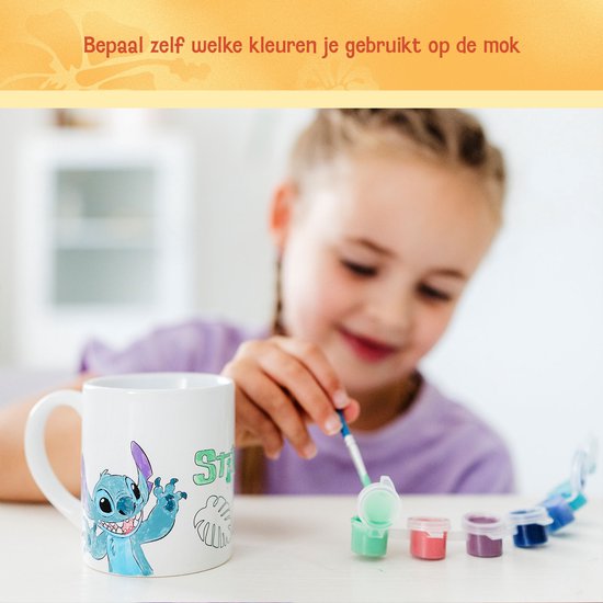Kind schildert een Stitch mok, tekst: Bepaal zelf welke kleuren je gebruikt op de mok.
