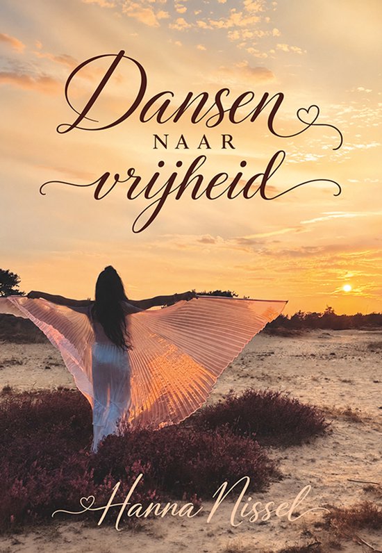 Cover van Dansen naar vrijheid door Hanna Nissel, met een vrouw in een witte cape die danst bij een zonsondergang.