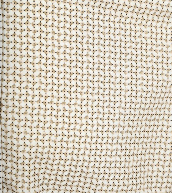 Close-up van een beige stof met een geometrisch patroon van kleine bruine vormen en zwarte stippen.