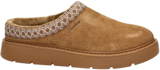 Bruine suède instapper met geweven kraag en dikke rubberen zool. Skechers logo aan de zijkant.