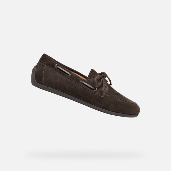 Zwevende donkerbruine suède mocassin in zijaanzicht met veters.