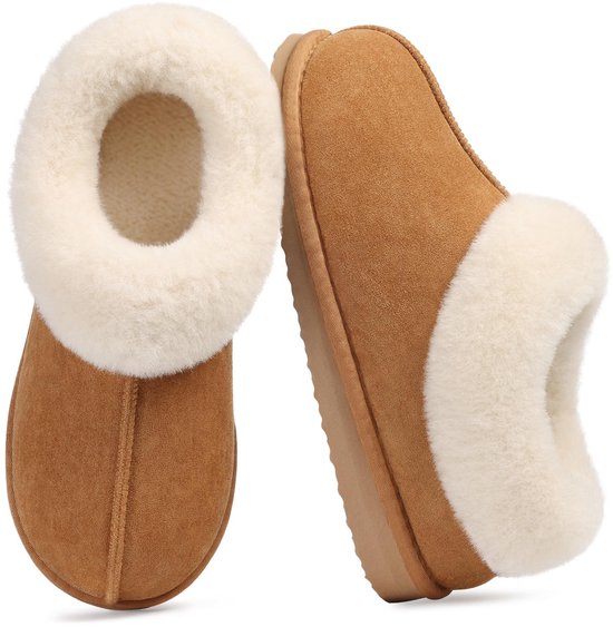 Twee bruine slippers met een witte, pluche voering, naast elkaar gepresenteerd.