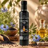 Fles Ravenza zwarte komijnolie, 250 ml, in een rustieke setting met zaden en verse zwarte komijnbloemen.