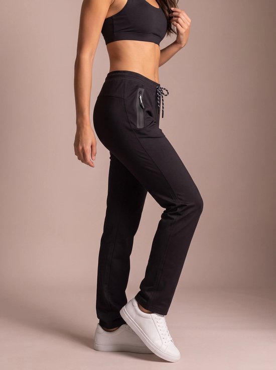 Zijaanzicht van een zwarte, nauwsluitende Sjeng Sports trainingsbroek met een functionele ritszak.