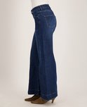 Zijaanzicht van een donkerblauwe wide-leg jeans met hoge taille.