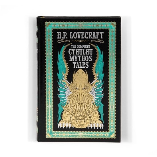 Zwart boek met goudkleurige Cthulhu-illustratie, turquoise omlijsting en de tekst The Complete Cthulhu Mythos Tales.