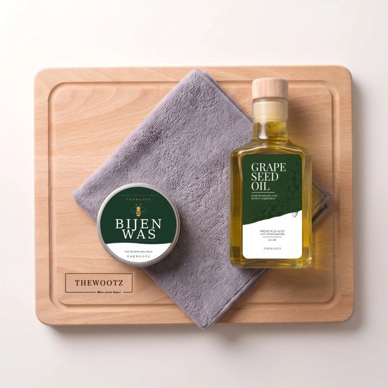Onderhoudsset met bijenwas en druivenpitolie op een houten snijplank met een grijs doekje.