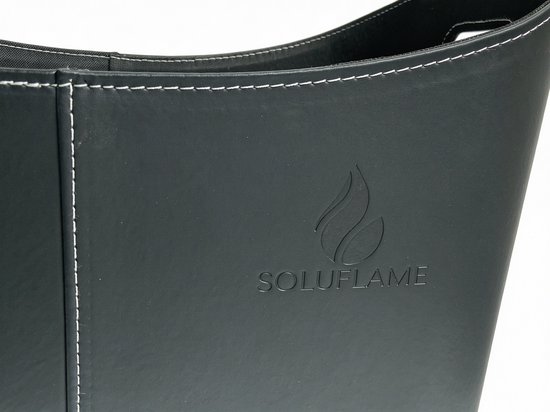 Close-up van het zwarte Soluflame logo op een zwarte kunstlederen mand met opvallende witte stiksels.