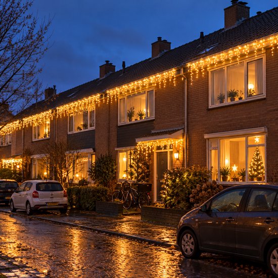 Rijtjeshuis in de avond versierd met sfeervolle warm witte Springos ijspegelverlichting langs de dakgoot.