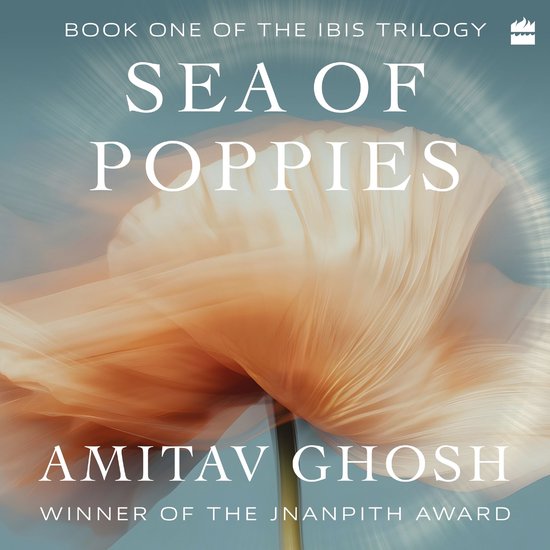 Boekomslag van Sea of Poppies door Amitav Ghosh met een close-up van een lichtoranje klaproos tegen een blauwe achtergrond.