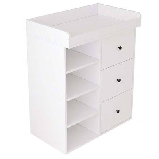Witte babycommode met drie gesloten lades en open zijvakken, geïsoleerd op een witte achtergrond.