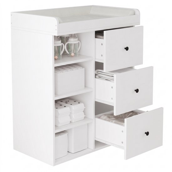 Witte babycommode met drie geopende lades en zijplanken, geïsoleerd op een witte achtergrond.