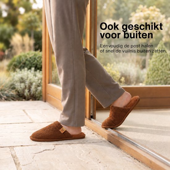 Bruine corduroy pantoffels met robuuste zool, ook geschikt voor buiten bij het post ophalen of afval buitenzetten.