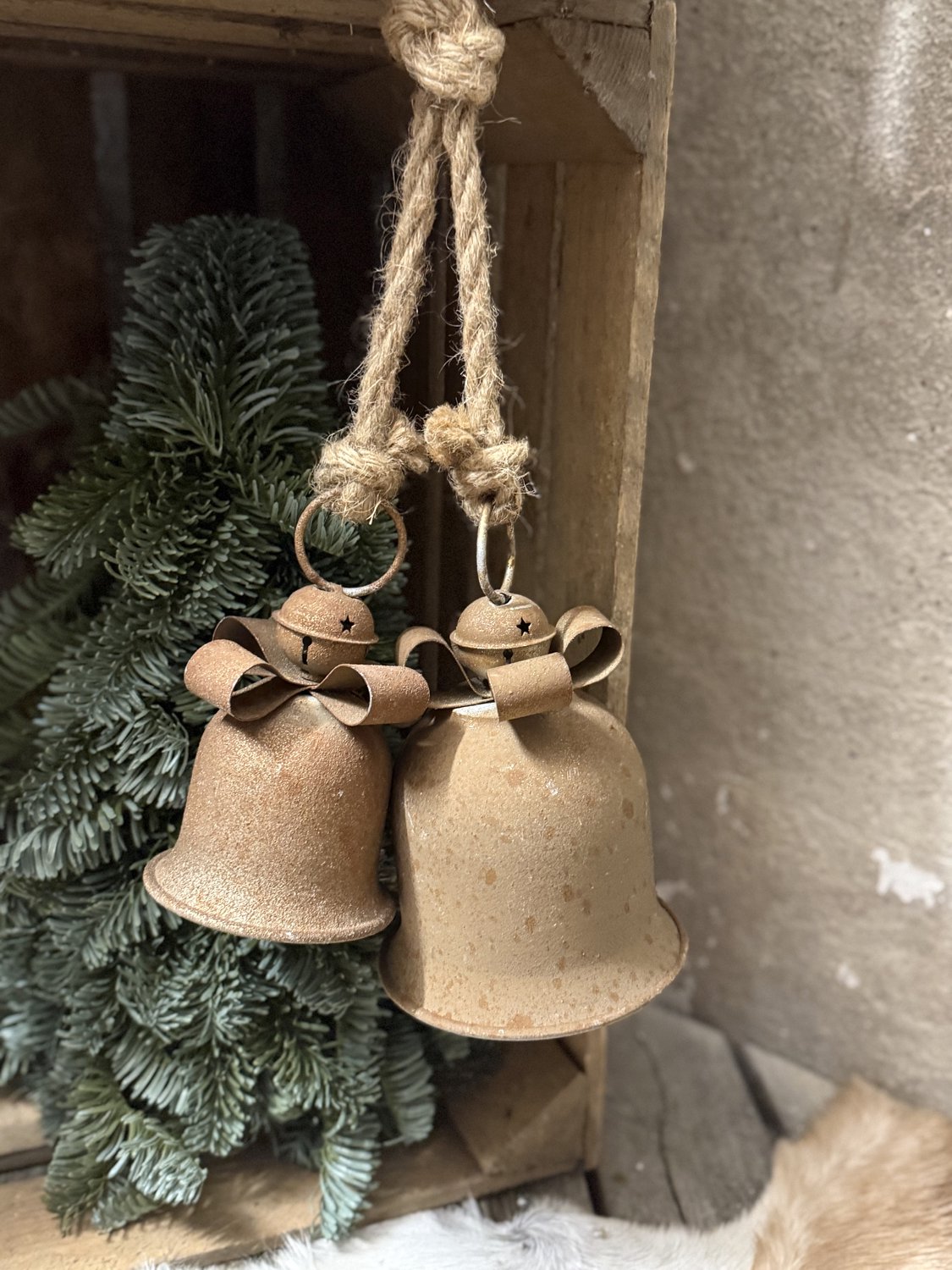 Het Bloemenerf - kerstklokken - kerstbellen aan Jute Touw - Rustiek Roest - Brons - Kersthanger - decoratie