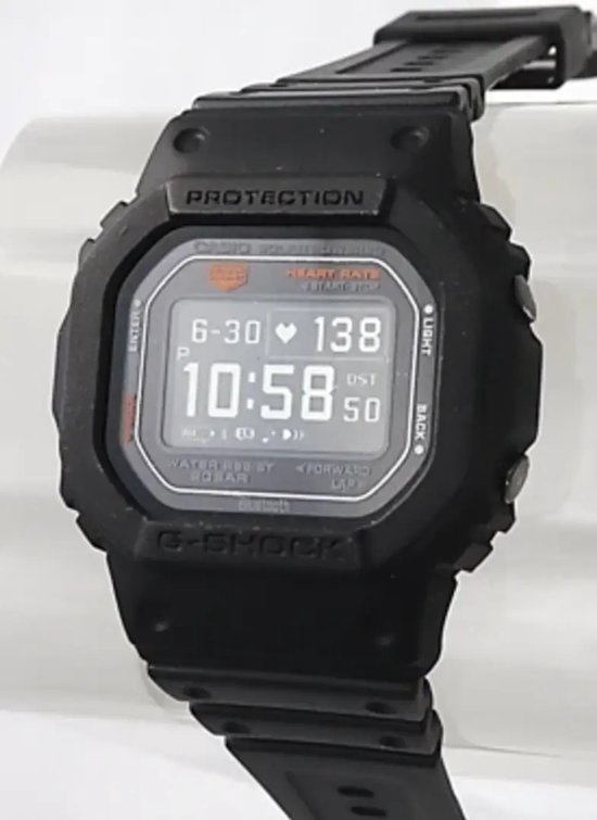 Zwart digitaal G-Shock horloge met rechthoekige kast, hartslagmeter op het display en opschrift Protection.