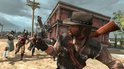 Man in cowboykleding met een geweer in de hand, achtervolgd door zombies in een stad.