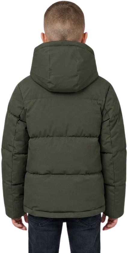Achterkant olijfgroene puffer jas met capuchon, met donsvulling.