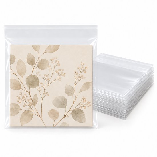 Transparant zakje met een kaart met bladeren en bloemen. Achtergrond van de stapel zakjes.