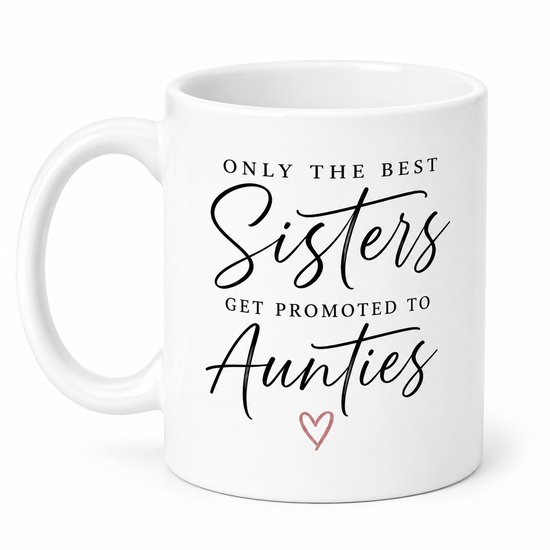 Tasse blanche avec le texte 'Only the best Sisters get promoted to Aunties' en écriture noire élégante. Un cœur rose.