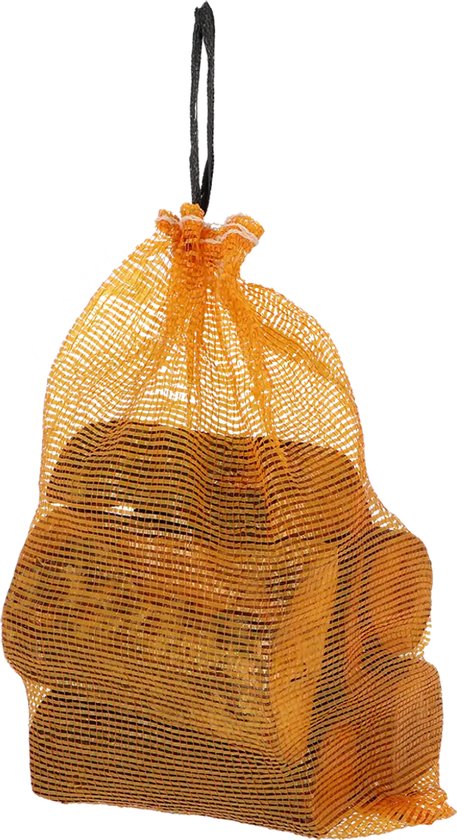 Een oranje netzak, gevuld met gedroogd haardhout, opgehangen aan een zwart koord.
