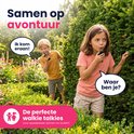 Kinderen spelen in een tuin met walkietalkies. Jongen zegt 'Ik kom eraan!', meisje vraagt 'Waar ben je?'.