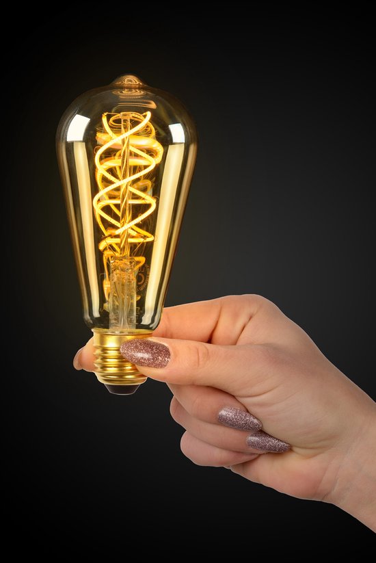 Main tenant une grande ampoule LED E27 ST64 à filament avec verre ambré.
