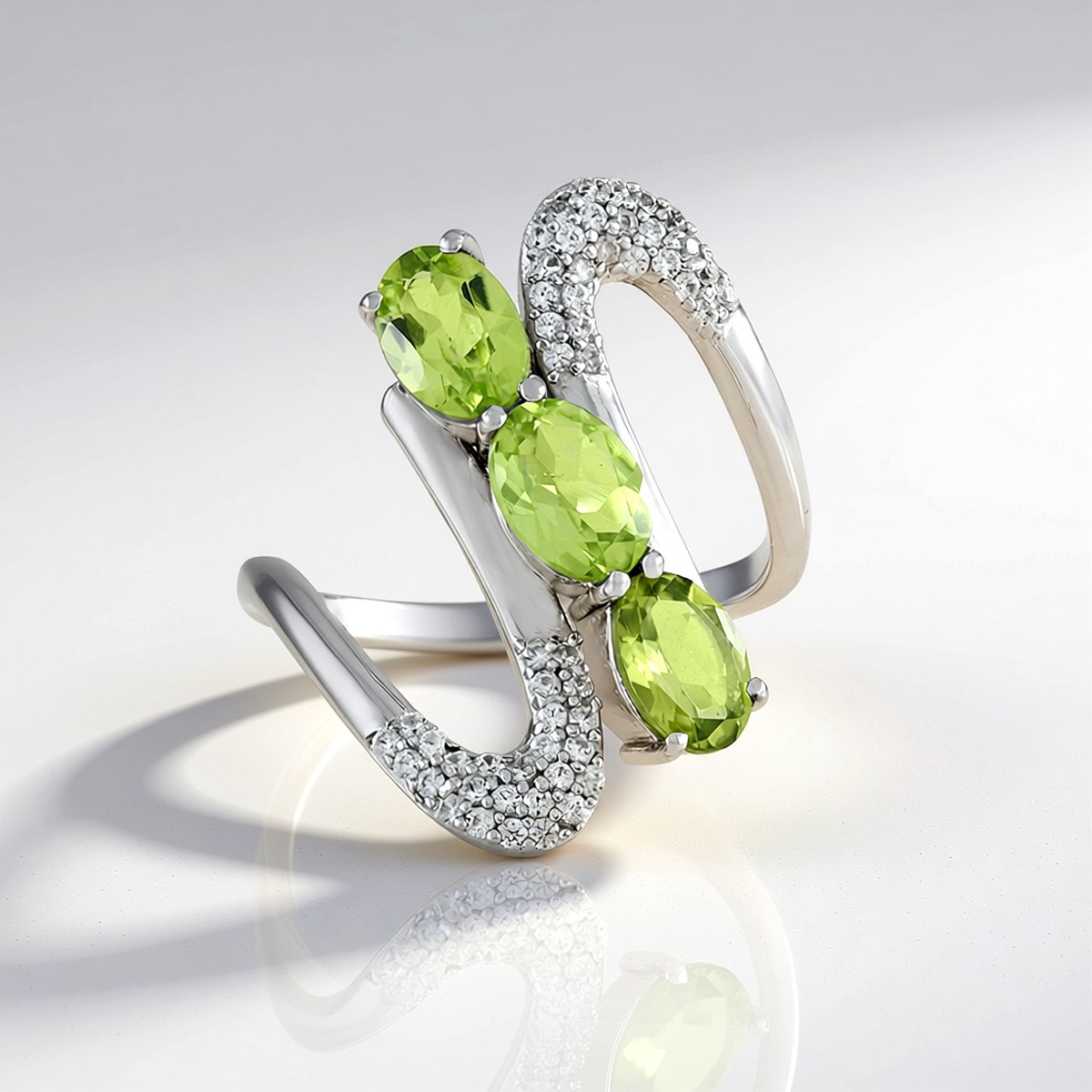 Cavill - Zilveren Ring met Platinering - 2,04 ct Ovaal Geslepen Peridoot - 52 Zirkonia Accenten - Luxueuze Asymmetrische Ring Dames