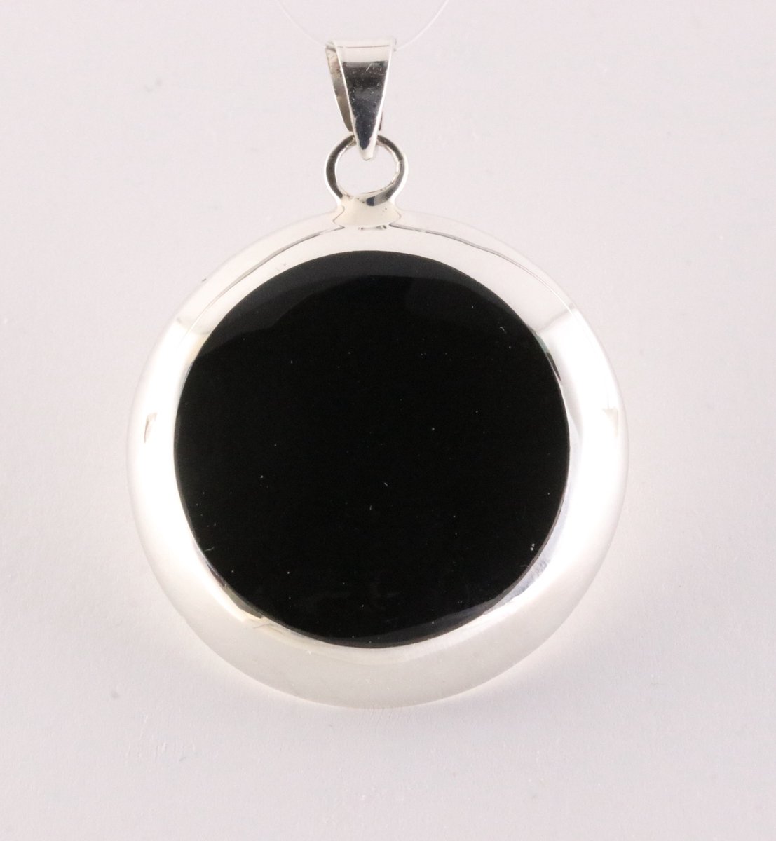 Ronde hoogglans zilveren hanger met onyx