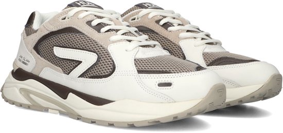 Zijaanzicht van beige en witte HUB sneakers met mesh panelen, dikke zolen en 'UNI-SLAM V68' branding.