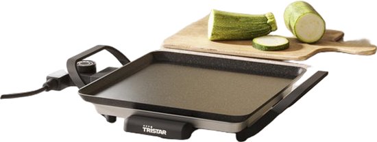Tristar grillplaat met gesneden courgette op een houten snijplank ernaast.