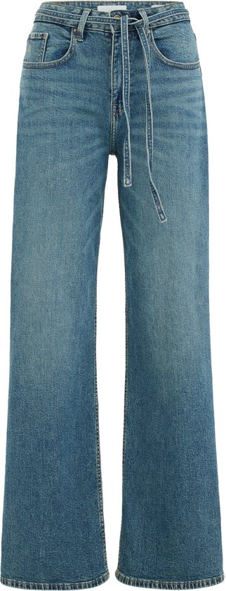 Blauwe high-waist wide-leg jeans met een ceintuur van dezelfde stof in de taille, op een witte achtergrond.