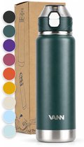 Donkergroene VANN RVS drinkfles met zilveren onderkant en een wit met transparant drinkdeksel. Naast de fles, zeven gekleurde cirkels in zwart, groen, paars, roze, oranje, geel, crème, lichtblauw en turquoise.