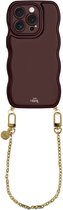 xoxo Wildhearts Glossy Wavy Cord Case Burgundy - Geschikt voor iPhone 13 Pro Max - Dreamy - Kort koord - Glimmend telefoonhoesje met golven - Hoesje met koord - Gouden ketting - kort telefoonkoord - Bordeaux rood hoesje - Korte variant koord
