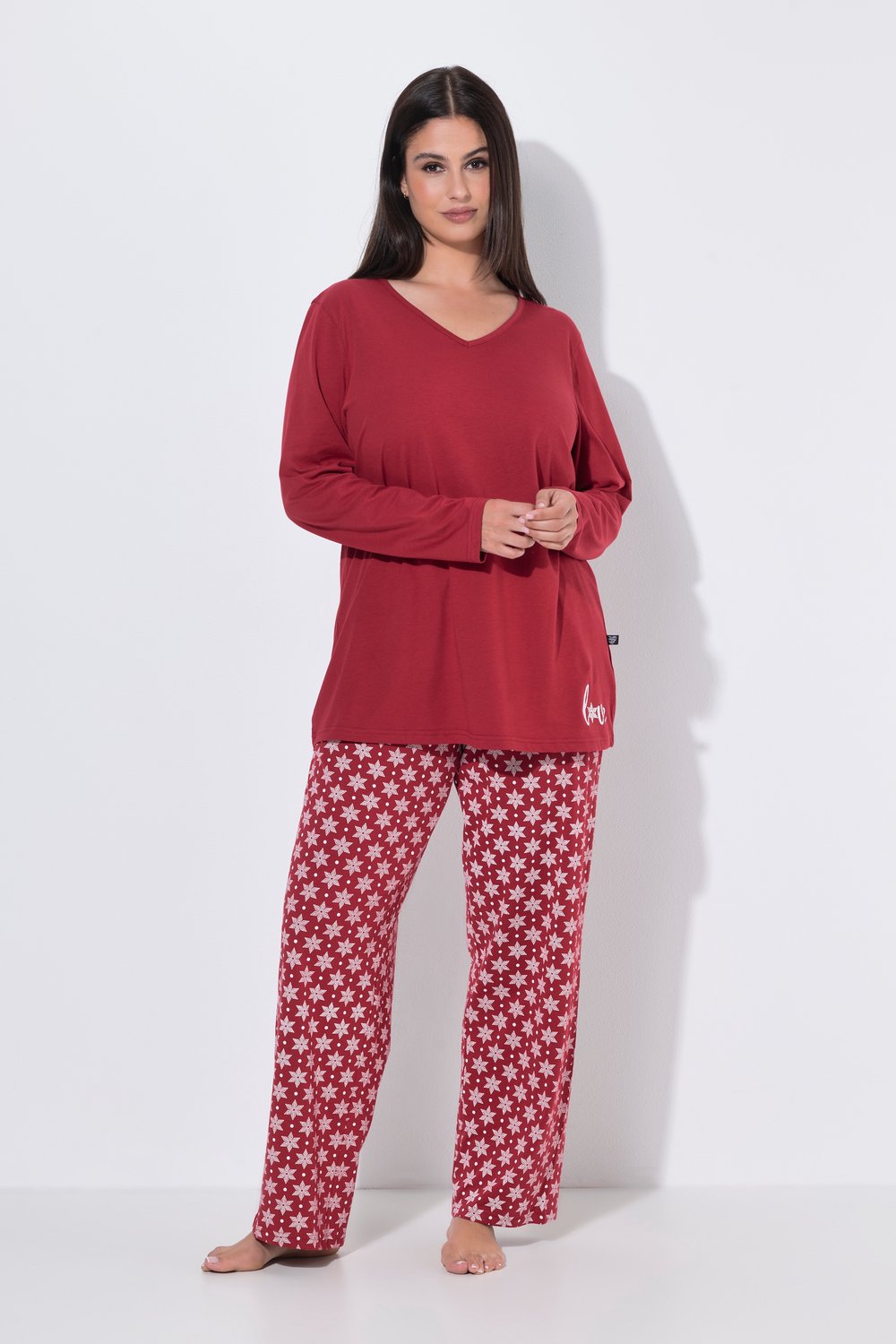 Ulla Popken - Dames - Pyjama sneeuwvlokken V-hals lange mouwen - Donkerrood - Maat 54+