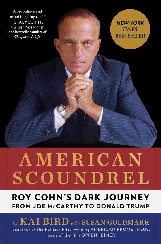 Couverture du livre "American Scoundrel", une biographie de Roy Cohn. Homme en costume avec cravate à rayures. "New York Times Bestseller".