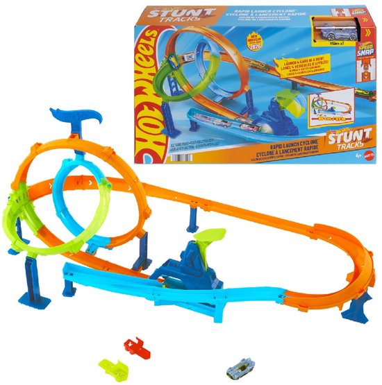 Hot Wheels Stunt Tracks Rapid Launch Cyclone baanset met oranje en groene lussen, blauwe lanceerder en twee speelgoedauto's.