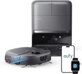 Grijze eufy robotstofzuiger met een vuilopvangstation en een smartphone met het eufy logo erop.