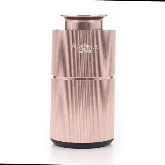 Rosé gouden, geribbelde Aroma diffuser op een witte achtergrond.